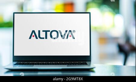 POZNAN, POL - 12. JUN 2021: Laptop-Computer mit Logo von Altova, einem kommerziellen Software-Entwicklungsunternehmen Stockfoto