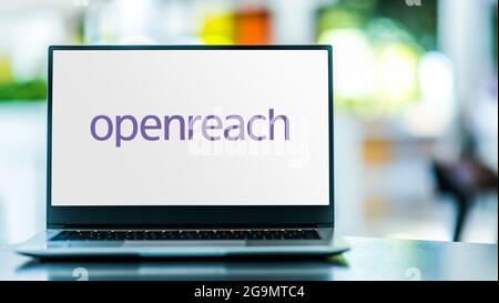 POZNAN, POL – 3. JUL 2021: Laptop-Computer mit Logo von Openreach, einer funktionalen Abteilung des Telekommunikationsunternehmens BT plc, das die Th Stockfoto