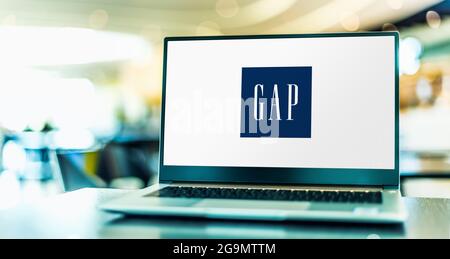 POZNAN, POL – 12. JUN 2021: Laptop-Computer mit Logo von Gap, einem weltweit in den USA tätigen Bekleidungs- und Zubehörhändler Stockfoto