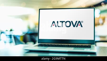 POZNAN, POL - 12. JUN 2021: Laptop-Computer mit Logo von Altova, einem kommerziellen Software-Entwicklungsunternehmen Stockfoto