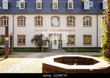 SOLINGEN, DEUTSCHLAND - 20. JULI 2021: Deutsches Klingenmuseum in Solingen Graefrath, Nordrhein-Westfalen, Deutschland Stockfoto