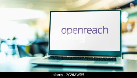 POZNAN, POL – 3. JUL 2021: Laptop-Computer mit Logo von Openreach, einer funktionalen Abteilung des Telekommunikationsunternehmens BT plc, das die Th Stockfoto
