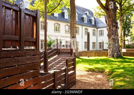 SOLINGEN, DEUTSCHLAND - 20. JULI 2021: Deutsches Klingenmuseum in Solingen Graefrath, Nordrhein-Westfalen, Deutschland Stockfoto