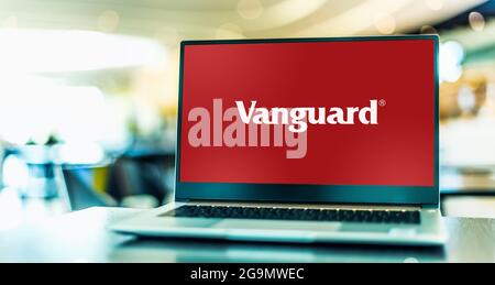POZNAN, POL – 3. JUL 2021: Laptop-Computer mit Logo der Vanguard Group, Inc., einem in den USA registrierten Investmentberater mit Sitz in Malvern, PE Stockfoto