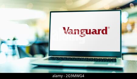POZNAN, POL – 3. JUL 2021: Laptop-Computer mit Logo der Vanguard Group, Inc., einem in den USA registrierten Investmentberater mit Sitz in Malvern, PE Stockfoto