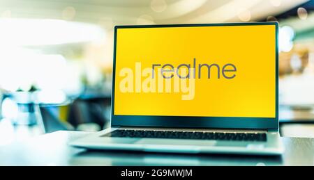 POZNAN, POL - 10. JUL 2021: Laptop-Computer mit Logo von realme, einem chinesischen Smartphone-Hersteller mit Sitz in Shenzhen Stockfoto