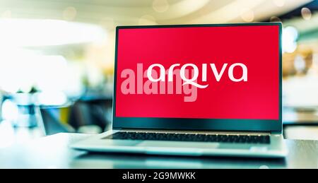 POZNAN, POL - 10. JUL 2021: Laptop-Computer mit Logo von Arqiva, einem Telekommunikationsunternehmen, das Infrastruktur und Broadcast-Transmiss bereitstellt Stockfoto