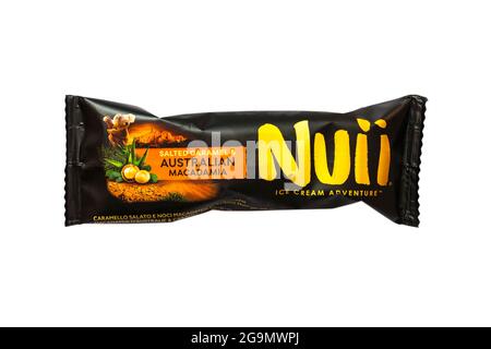 Nuii Eis Abenteuer gesalzenes Karamell & australisches Macadamia Eis isoliert auf weißem Hintergrund Stockfoto