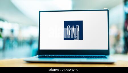 POZNAN, POL – 12. JUN 2021: Laptop-Computer mit Logo von Gap, einem weltweit in den USA tätigen Bekleidungs- und Zubehörhändler Stockfoto