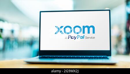 POZNAN, POL - 12. JUN 2021: Laptop-Computer mit Logo von Xoom, einem Anbieter elektronischer Geldtransfers oder Überweisungen Stockfoto