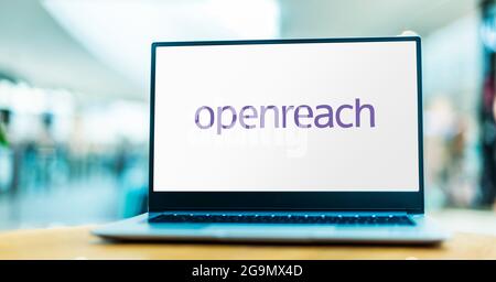 POZNAN, POL – 3. JUL 2021: Laptop-Computer mit Logo von Openreach, einer funktionalen Abteilung des Telekommunikationsunternehmens BT plc, das die Th Stockfoto