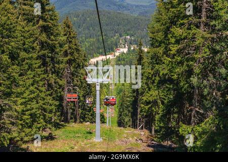 Dobrinishte, Bulgarien - 28. Mai 2016: Mountain Frühling, Sommer Landschaft mit Dobrinishte Sessellift in der Nähe von Bansko Stockfoto