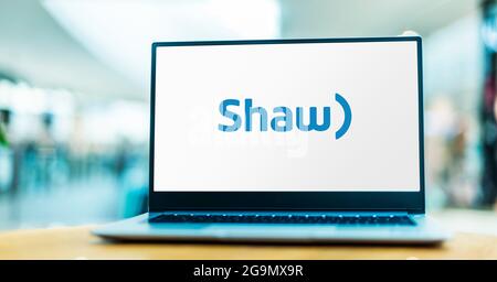 POZNAN, POL – 10. JUL 2021: Laptop-Computer mit Logo von Shaw Communications, einem kanadischen Telekommunikationsunternehmen, das Telefon bereitstellt, in Stockfoto