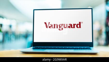 POZNAN, POL – 3. JUL 2021: Laptop-Computer mit Logo der Vanguard Group, Inc., einem in den USA registrierten Investmentberater mit Sitz in Malvern, PE Stockfoto