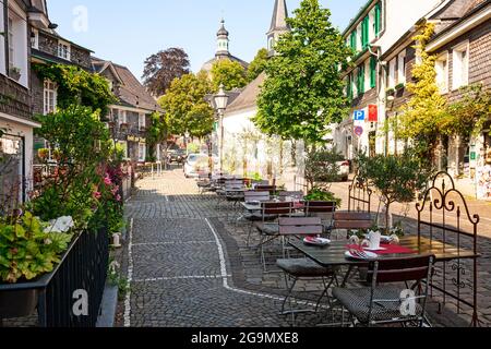 SOLINGEN, DEUTSCHLAND - 20. JULI 2021: Solingen Graefrath Schieferhäuser und Fachwerkhäuser, Nordrhein-Westfalen, Deutschland Stockfoto