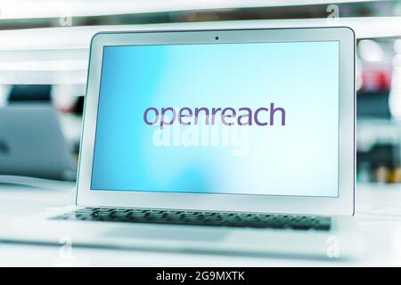 POZNAN, POL – 3. JUL 2021: Laptop-Computer mit Logo von Openreach, einer funktionalen Abteilung des Telekommunikationsunternehmens BT plc, das die Th Stockfoto