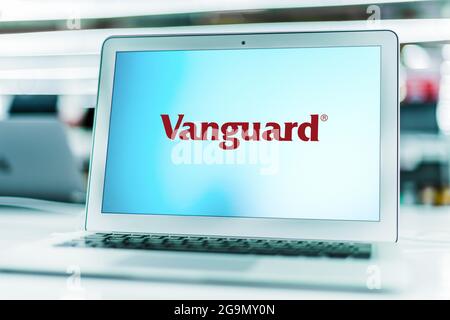 POZNAN, POL – 3. JUL 2021: Laptop-Computer mit Logo der Vanguard Group, Inc., einem in den USA registrierten Investmentberater mit Sitz in Malvern, PE Stockfoto