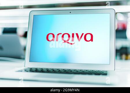 POZNAN, POL - 10. JUL 2021: Laptop-Computer mit Logo von Arqiva, einem Telekommunikationsunternehmen, das Infrastruktur und Broadcast-Transmiss bereitstellt Stockfoto