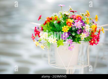 Bunte Kunstblumen aus Stoff Stockfoto