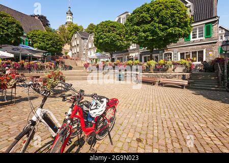 SOLINGEN, DEUTSCHLAND - 20. JULI 2021: Graefrath Marketplace, Solingen, Nordrhein-Westfalen, Deutschland Stockfoto