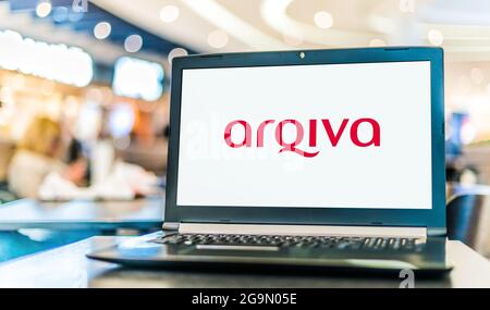 POZNAN, POL - 10. JUL 2021: Laptop-Computer mit Logo von Arqiva, einem Telekommunikationsunternehmen, das Infrastruktur und Broadcast-Transmiss bereitstellt Stockfoto