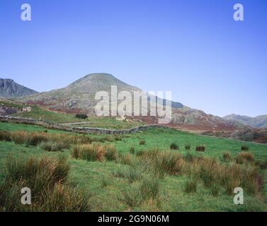 Der alte Mann von Coniston und Dow Crag aus der Nähe von Torver High Common Coniston im Lake District Cumbria England Stockfoto