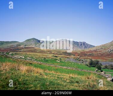 Der alte Mann von Coniston und Dow Crag aus der Nähe von Torver High Common Coniston im Lake District Cumbria England Stockfoto