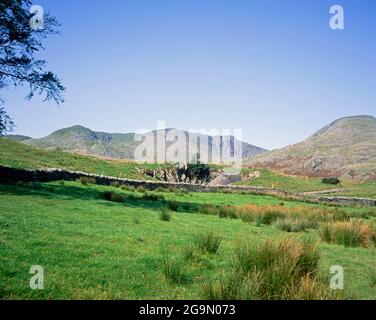 Der alte Mann von Coniston und Dow Crag aus der Nähe von Torver High Common Coniston im Lake District Cumbria England Stockfoto