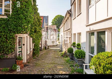 SOLINGEN, DEUTSCHLAND - 20. JULI 2021: Solingen Graefrath Schieferhäuser und Fachwerkhäuser, Nordrhein-Westfalen, Deutschland Stockfoto