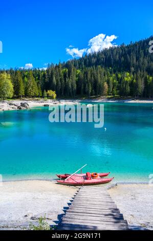 Boot am Ufer des Caumasees (Caumasee) mit kristallklarem Wasser in wunderschöner Berglandschaft bei Flims, Graubünden - Schweiz Stockfoto