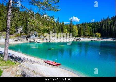 Boot am Ufer des Caumasees (Caumasee) mit kristallklarem Wasser in wunderschöner Berglandschaft bei Flims, Graubünden - Schweiz Stockfoto