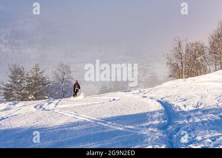Mädchen auf einem Berghang im Skigebiet Stryn, Norwegen Stockfoto