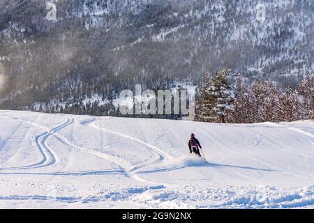 Mädchen auf einem Berghang im Skigebiet Stryn, Norwegen Stockfoto