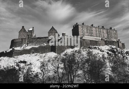 EDINBURGH, GROSSBRITANNIEN - 21. Dez 2010: Eine Graustufenaufnahme des Edinburgh Castle in Edinburgh, Schottland Stockfoto