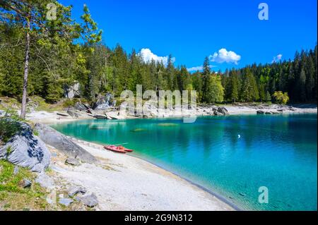 Boot am Ufer des Caumasees (Caumasee) mit kristallklarem Wasser in wunderschöner Berglandschaft bei Flims, Graubünden - Schweiz Stockfoto