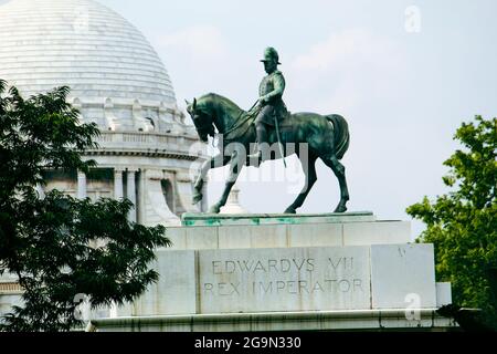 KALKUTTA, INDIEN - 10. Jul 2021: Eine Nahaufnahme des King Edward VII Arch in den Victoria Memorial Gardens, in Stockfoto