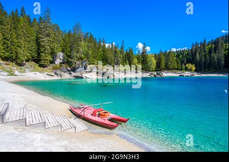 Boot am Ufer des Caumasees (Caumasee) mit kristallklarem Wasser in wunderschöner Berglandschaft bei Flims, Graubünden - Schweiz Stockfoto