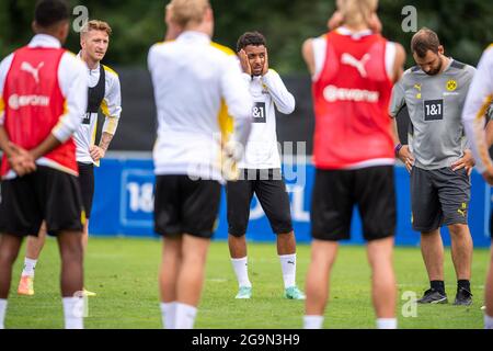 27. Juli 2021, Schweiz, Bad Ragaz: Fußball: Bundesliga, Borussia Dortmund Trainingslager auf dem Ri-Au-Sportplatz. Donyell Malen (4. Von links) steht im Kreis seiner Teamkollegen. Am Dienstagmorgen nahm der niederländische Nationalspieler vom PSV Eindhoven zum ersten Mal am Training der Fußball-Bundesliga-Mannschaft in Bad Ragaz Teil. Der 22-Jährige dürfte die Lücke füllen, die Jadon Sanchos 85 Millionen Euro-Überweisung an Manchester United hinterlassen hat. Foto: David Inderlied/dpa - WICHTIGER HINWEIS: Gemäß den Vorschriften der DFL Deutsche Fußball Liga und/oder des DFB Deutscher Fußball Stockfoto