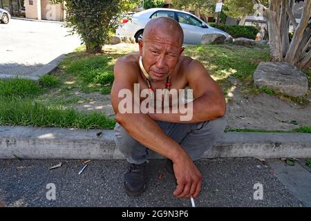 Skid Row, Downtown Central Los Angeles, Kalifornien, USA, Juni 2021. Früher war dies eine Konstruktion, in der Sunny, ein Koreaner, lebte, aber sein Raum wurde von unbekannten Menschen zerstört. Er ist sehr deprimiert und denkt über seinen nächsten Schritt nach.Los Angeles steht vor einer humanitären Krise, die sie noch nie zuvor gesehen hat, da Obdachlosigkeit und Drogenmissbrauch in dem Gebiet namens "Skid Row" zunehmen. Die Covid-19-Pandemie hat das Problem noch verstärkt, da die Immobilienpreise durch das Dach gingen, die Arbeitslosenquote zunahm und die illegale Einwanderung eine Explosion in der Obdachlosigkeit verursachte. Schätzungsweise 70,000 Menschen durchstreifen die Straßen und campen im c Stockfoto