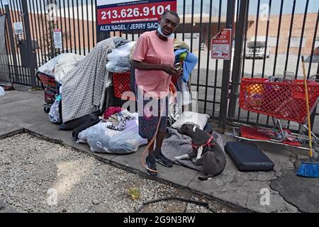 Skid Row, Downtown Central Los Angeles, Kalifornien, USA, Juni 2021. Los Angeles steht vor einer humanitären Krise, die es noch nie zuvor gesehen hat, da Obdachlosigkeit und Drogenmissbrauch in dem Gebiet namens „Skid Row“ zunehmen. Die Covid-19-Pandemie hat das Problem noch verstärkt, da die Immobilienpreise durch das Dach gingen, die Arbeitslosenquote zunahm und die illegale Einwanderung eine Explosion in der Obdachlosigkeit verursachte. Schätzungsweise 70,000 Menschen durchstreifen die Straßen und campen in der Stadt in der Nähe der ein- und Ausgänge der Autobahnen, unter Brücken und Überführungen, in Parks und leerstehenden Plätzen und auf Gehwegen. Psychische Erkrankungen und Drogenmissbrauch Stockfoto