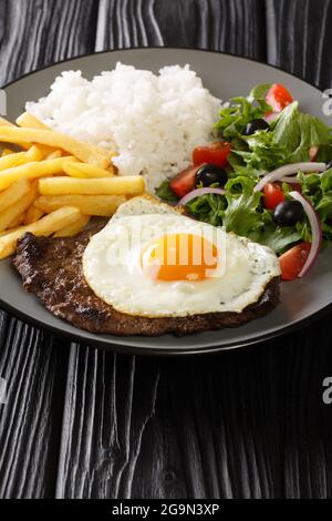 Bitoque ist ein klassisches portugiesisches Gericht, das einfach ein Steak ist, das mit einer Butterpfannensauce beträufelt und mit einem Spiegelei in der Nähe auf dem Teller auf dem t gekrönt wird Stockfoto