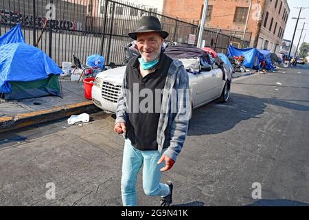 Skid Row, Downtown Central Los Angeles, Kalifornien, USA, Juni 2021. Scotty schlägt drei Dimes Meth pro Tag, Straßensprache für Injektion für 30 USD Kristallmeth. Er verdient sein Geld, indem er die von den Organisationen überbrachte Hand verkauft. Beim Nadelwechsel bekommt er manchmal einen Beutel mit 40 Nadeln. Er benutzt selbst nur 4 und verkauft den Rest für einen Dollar pro Stück. Hier schießt er für 5 US-Dollar Meth auf.Los Angeles steht vor einer humanitären Krise, die sie noch nie erlebt hat, da Obdachlosigkeit und Drogenmissbrauch in dem Gebiet namens "Skid Row" zunehmen. Die Covid-19-Pandemie trug als Immobilienpreise zu dem Problem bei Stockfoto
