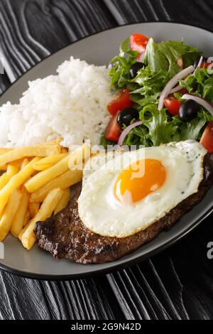 Bitoque ist ein traditionelles portugiesisches Gericht, das aus gegrilltem Rindersteak mit Pommes Frites, Reis, verschiedenen Salaten und einem Ei in der Nähe besteht Stockfoto