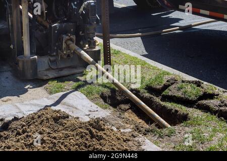 Low-Angle-Ansicht der grabenlosen Verlegung von Kommunikationen, Rohren und Wasserleitungen Stockfoto