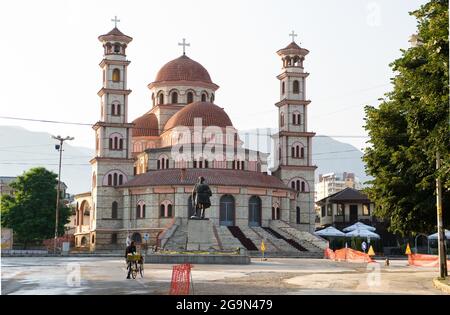 Korce, Albanien - 15. Juli 2011: Die orthodoxe Auferstehungskathedrale in Korce; vor der Kirche befindet sich die Statue des albanischen Kriegers und Stockfoto