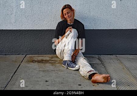 Skid Row, Downtown Central Los Angeles, Kalifornien, USA, Juni 2021. Los Angeles steht vor einer humanitären Krise, die es noch nie zuvor gesehen hat, da Obdachlosigkeit und Drogenmissbrauch in dem Gebiet namens „Skid Row“ zunehmen. Die Covid-19-Pandemie hat das Problem noch verstärkt, da die Immobilienpreise durch das Dach gingen, die Arbeitslosenquote zunahm und die illegale Einwanderung eine Explosion in der Obdachlosigkeit verursachte. Schätzungsweise 70,000 Menschen durchstreifen die Straßen und campen in der Stadt in der Nähe der ein- und Ausgänge der Autobahnen, unter Brücken und Überführungen, in Parks und leerstehenden Plätzen und auf Gehwegen. Psychische Erkrankungen und Drogenmissbrauch Stockfoto