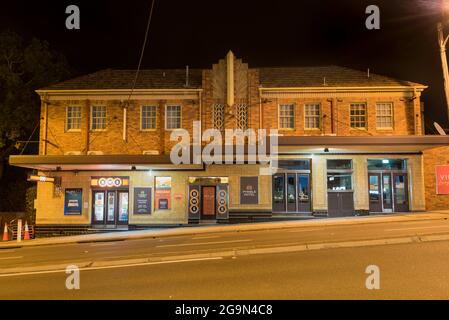 Das um 1936 erbaute, im Art déco-Stil gehaltene Pymble Pub (Hotel) liegt am Pacific Highway und ist ein gutes Beispiel für das Hoteldesign der 1930er Jahre. Architekt unbekannt Stockfoto