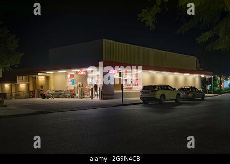 Ein kleiner, eigenständiger Coles-Supermarkt öffnet spät in der Ray Street, Turramurra an Sydneys Nordufer in Australien, der in den 1960er Jahren erbaut und nie erweitert wurde Stockfoto