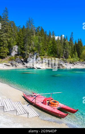 Boot am Ufer des Caumasees (Caumasee) mit kristallklarem Wasser in wunderschöner Berglandschaft bei Flims, Graubünden - Schweiz Stockfoto