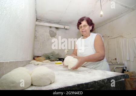 Galicnik, Republik Mazedonien - 27. Juli 2011: Eine Bäckerin bereitet das handwerkliche Brot in ihrer Bäckerei in Galicnik im Mavrovo-Nationalpark zu. Stockfoto